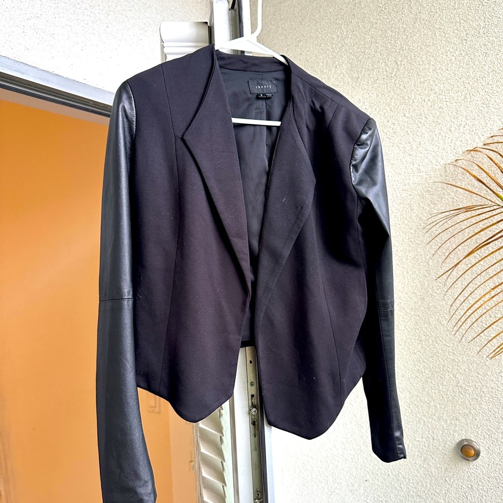 Classic THEORY blazer w/ leather sleeves! ONE OF A KING! GREAT condition 😍